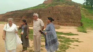 सीतामढ़ी के सांसद देवेशचंद्र ठाकुर के साथ सुधा मूर्ति ने केसरिया बौद्ध स्तूप का अवलोकन किया।