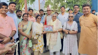 सांसद देवेश चंद्र ठाकुर के साथ पुनौराधाम मां जानकी का दर्शन पूजन करने पहुंची प्रख्यात लेखिका व राज्यसभा सदस्य सुधा मूर्ति का अभिनंदन करते भाजपा नेता व कार्यकर्ता। फोटो: जागरण