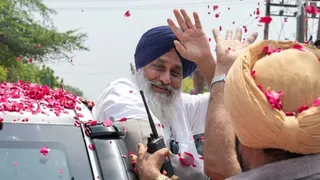 मलोट पहुंचे सुखबीर समर्थकों को अभिवादन स्वीकार करते हुए।