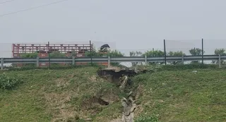 बाराती खेड़ा गांव के पास धंसी मिट्टी। जागरण