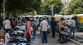 प्रमुख बाजारों और व्यस्त क्षेत्रों में बड़ी संख्या में वेंडर्स पहले की तरह बैठे दिखाई दे रहे।