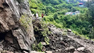 चंबा के चुराह उपमंडल में पहाड़ी दरकने से बंद हुई सड़क व फंसी बसें। जागरण