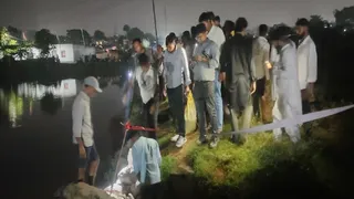 छाताबाद में भू-धंसान के बाद तालाब के पानी को रोकने के लिए बांध बनाते बीसीसीएल के कर्मचारी। (फोटो जागरण)