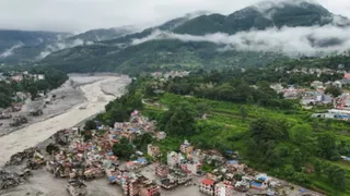 बढ़ते तापमान से ग्लेशियर पिघल रहे, नदियों का प्रवाह बदल रहा