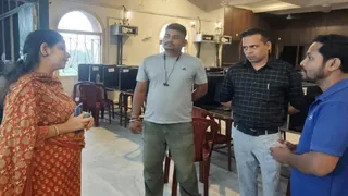 पिंड्राजोरा स्थित क्रिसेंट लैब परीक्षा केंद्र का निरीक्षण करतीं बोकारो की डीडीसी शताब्दी मजूमदार। (फोटो जागरण)