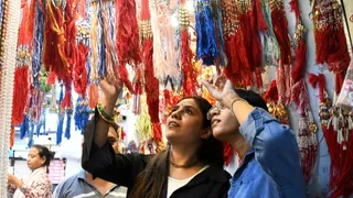 रक्षाबंधन पर दिल्ली के बाजारों में बंपर कारोबार, 4000 करोड़ का व्यापार।