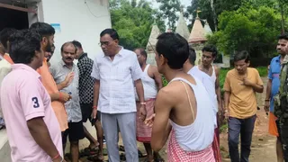 दामा गांव में मृतक मजदूर के स्वजन से घटना की जानकारी लेते बगोदर के विधायक नागेंद्र महतो। (फोटो जागरण)