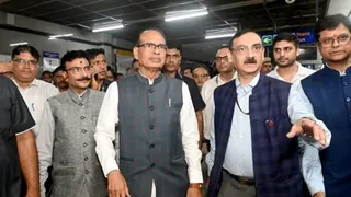 शिवराज सिंह चौहान ने एक विशेष मेट्रो ट्रेन को हरी झंडी दिखाकर रवाना किया।