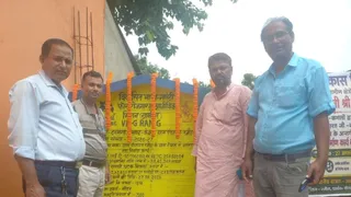 कार्यक्रम पदाधिकारी विनोद कुमार और स्थानीय मुखिया इफ्तेखार अहमद उर्फ छोटन ने संयुक्त रूप से निर्माण कार्य की नींव रखी। फोटो: जागरण