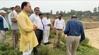जलाशय का निरीक्षण करते हुए मुख्य कार्यकारी अधिकारी पीसी मीणा (दाएं से पहला )अधिकारियों से जानकारी लेते हुए। सौ. पीआरओ