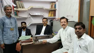 मुकदमे से बरी होने पर जेल से छूटने के बाद चीफ डिफेंस काउंसिल के कार्यालय में अधिवक्ताओं के साथ संभल का गोविंद