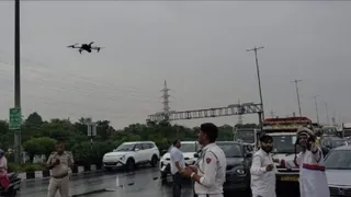 बारिश के दौरान ड्रोन से जलभराव व व्यातायात व्यवस्था पर नजर रखता यातायात पुलिसकर्मी। फाइल फोटो