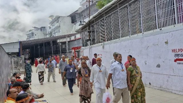 Vaishno Devi Yatra: ठंडी हवाओं के बीच मां वैष्णो देवी यात्रा जारी, हेलीकॉप्टर सेवा पर असर; रक्षाबंधन पर यात्री घटे
