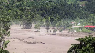 बाढ़ के सैलाब के बीच आम के पेड़ ने बचाई नेपाली श्रमिक की जान (फोटो- एएनआई)