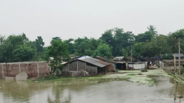गंगा-कोसी खतरे के निशान के पार, कटिहार के गांवों में घुसा बाढ़ का पानी; बेबस हुए परिवार
