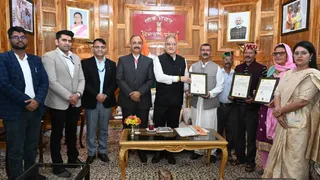 कारीगरों को जीआई टैग प्रमाणपत्र सौंपते राज्यपाल कविंद्र गुप्ता। फोटो जागरण
