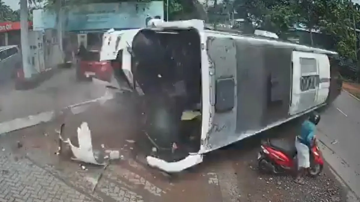 केरलम: एर्नाकुलम में स्कूटर को बचाते समय पेट्रोल पंप के बैरियर से टकराकर पलटी बस, 35 घायल