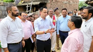 बेनीपट्टी के सिनुवारा में विद्यालय का निरीक्षण करते डीएम आनंद शर्मा व अन्य। फोटो सौ. जागरण