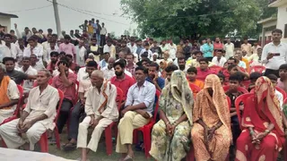 सौंधन में पट्टों की भूमि सौंपने के दौरान मौजूद ग्रामीण