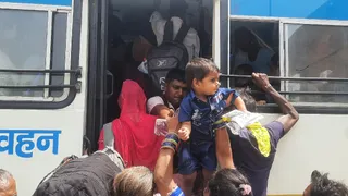 रक्षाबंधन से एक दिन पहले दादरी बस स्टैंड पर यात्रियों की भारी भीड़ देखी (फाइल फोटो)