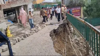 सोलन में सड़क का बड़ा हिस्सा डंगे के साथ जमींदोज, वाहनों की आवाजाही बंद।