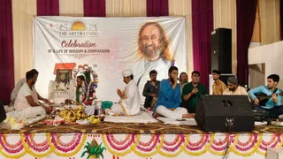 काशी के श्रृंगेरी मठ में शिव भजनों की रसधार, आर्ट ऑफ लिविंग ने किया भव्य आयोजन।