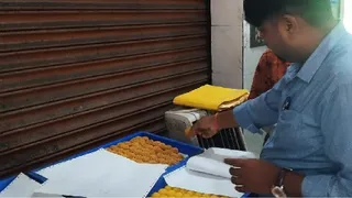 जिला खाद्य सुरक्षा विभाग की टीम ने आदित्यपुर और गम्हरिया क्षेत्र के विभिन्न प्रसिद्ध मिठाई प्रतिष्ठानों में सघन छापामारी अभियान चलाया।