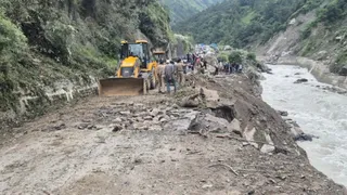 उत्तराखंड में वर्षा और भूस्खलन ने बढ़ाई परेशानी।
