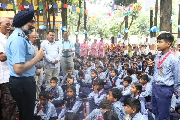 एयर चीफ मार्शल ने बच्चों को सुनाई संघर्ष और सफलता की कहानी, बोले- NDA में अंग्रेजी में फेल हुआ, फिर मेडल लेकर लौटा 2 79404502-1mb