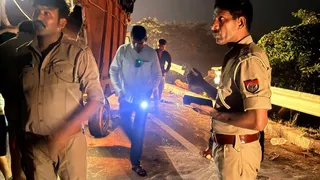 दुर्घटनास्थल पर राहत कार्य में जुटी पुलिस।