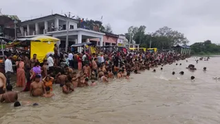 डलमऊ के गंगा घाटों पर आस्था का सैलाब