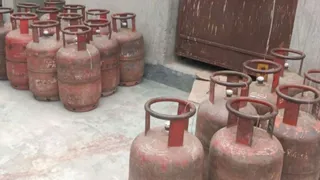 ढोलबज्जा में सुनील साह के आवासीय परिसर से इंडेन, भारत और एचपी के 98 अवैध रसोई गैस सिलेंडर बरामद; एमओ के आवेदन पर प्राथमिकी दर्ज