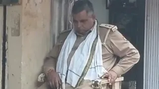 हाथरस में ड्यूटी के दौरान सोते दरोगा।