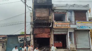 इलेक्ट्रॉनिक दुकान में भीषण आग।