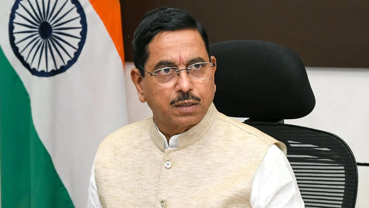 'नफरत भरी कार्रवाई', शिक्षकों को सस्पेंड करने पर कर्नाटक सरकार पर भड़के शिक्षा मंत्री प्रल्हाद जोशी