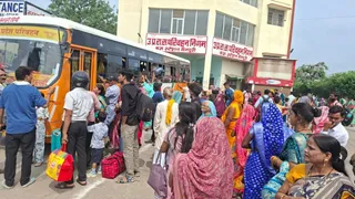 मैनपुरी में रक्षाबंधन पर बस के अंदर घुसने को होती मारामारी।