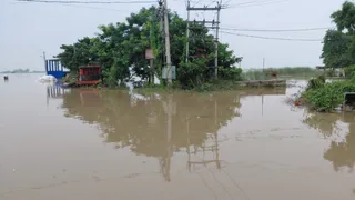 गंगा के बढ़ते जलस्तर से मोकामा के लोगों में दहशत, दियारा से पलायन को तैयार हैं लोग