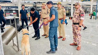 नमो भारत स्टेशन पर जांच करती एसएसएफ की टीम।