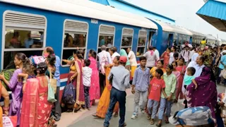 राखी के धागे ने मिटाई सरहद, नेपाली ट्रेन से भाई की कलाई सजाने भारत पहुंचीं बहनें