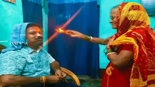 राखी बांधन के बाद अपने भाई की आरती उतारतीं गौरी देवी।