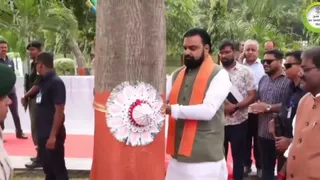 इको पार्क में पेड़ को राखी बांधते सीएम सम्राट चौधरी। वीडियो ग्रैब