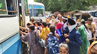 फतेहाबाद में रक्षाबंधन पर बसों की कमी से महिलाएं परेशान।