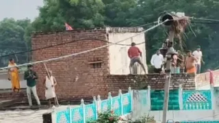 फतेहाबाद में छतों पर चढ़कर पथराव करते लोग।
