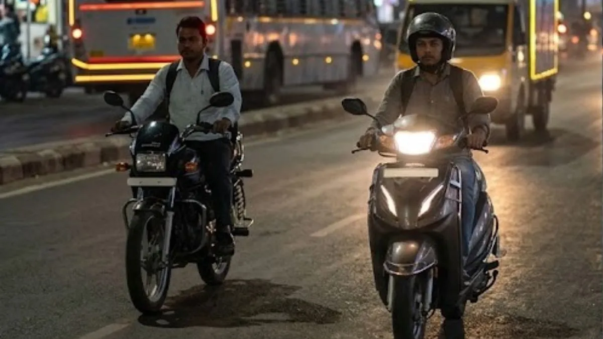 सड़क हादसों पर लगाम की तैयारी, टू-व्हीलर्स की हेडलाइट्स के लिए सरकार ला रही नया नियम