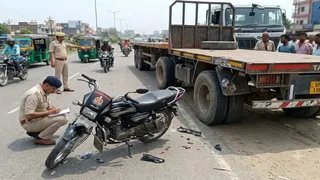 गाजीपुर हाईवे पर दर्दनाक हादसा, ट्रेलर ने बाइक सवार दो युवकों को रौंदा, चालक फरार। (AI Image)
