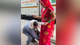 बहन पुष्पा के पैर छूकर आशीर्वाद लेते संविदा परिचालक नारायण सिंह