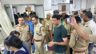 अलीगढ़-गाजियाबाद हाईवे पर हुआ हादसा।