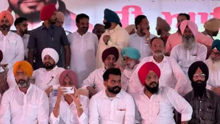 रखड़ पुन्निया मेले में मौजूद पूर्व सीएम चणजीत सिंह चन्नी व अन्य नेता।