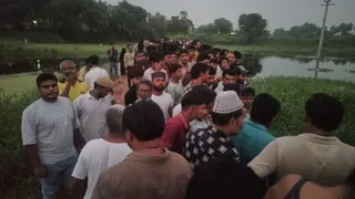 शुक्रवार को गागन नदी पर परिवार डूबने की सूचना पर हादसे के बाद लगी भीड़