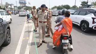 डासना फ्लाईओवर के पास घर लौटने वाले यात्रियों की भीड़ आधी सड़क तक आ गई, जिससे डीएमई के प्रवेश द्वार तक वाहनों का लंबा जाम लग गया।